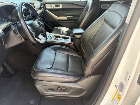 Used 2023 Ford Explorer Limited w/ Equipment Group 301A RWD image 5