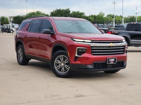 Used 2025 Chevrolet Traverse LT w/ Driver Confidence Package FWD image 2