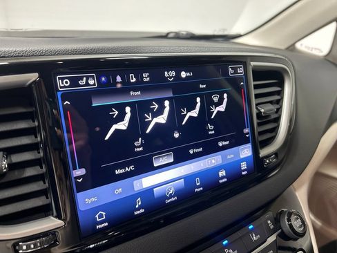 Certified 2024 Chrysler Pacifica Touring-L FWD image 36
