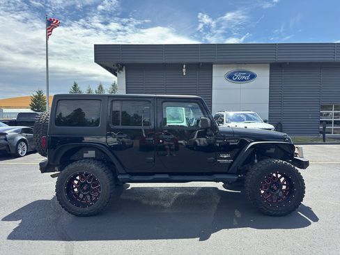 Used 2015 Jeep Wrangler Unlimited Sahara w/ Connectivity Group AWD/4WD image 12