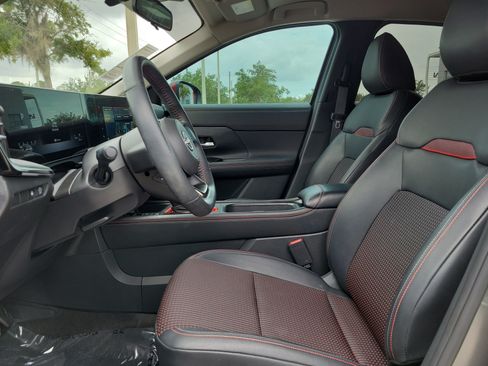Certified 2025 Nissan Kicks SR FWD image 14