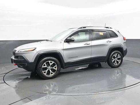 Used 2016 Jeep Cherokee Trailhawk image 2