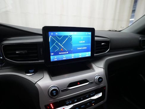 Used 2023 Ford Explorer XLT w/ Equipment Group 202A image 6