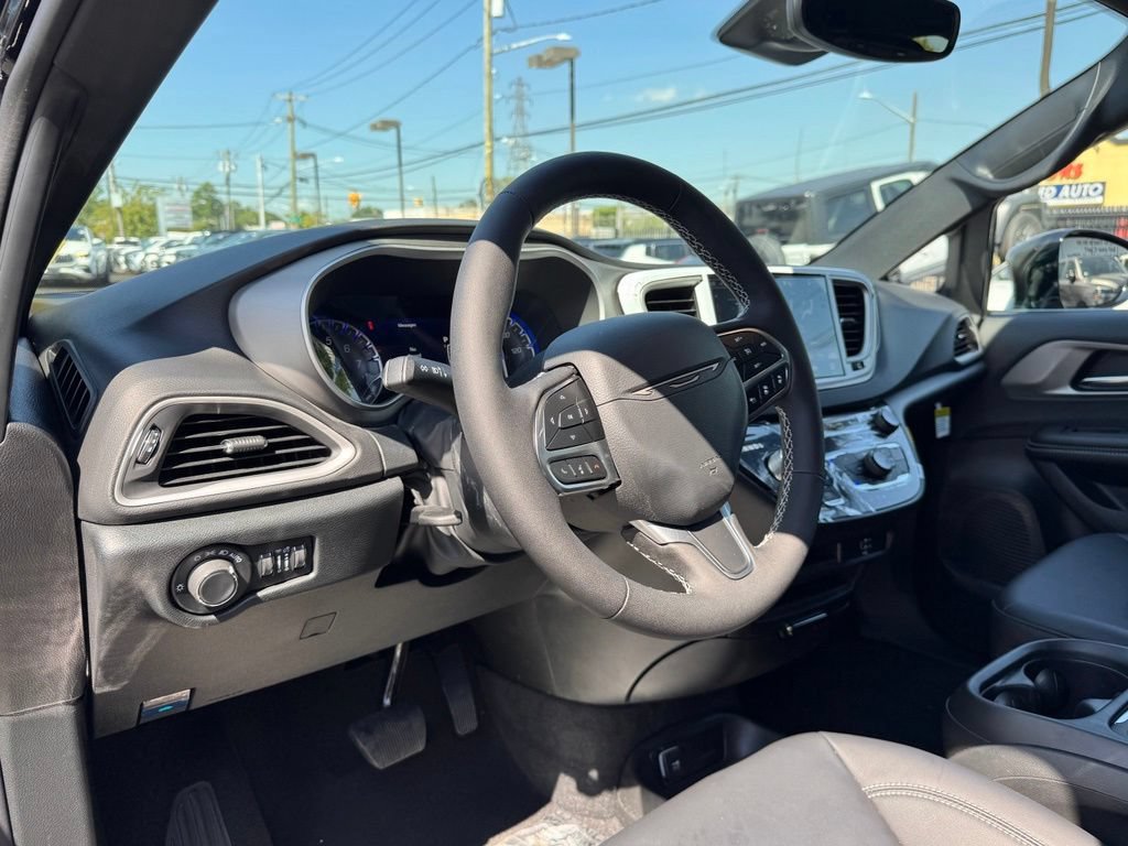 Used 2027 Chrysler Pacifica Select FWD image 12