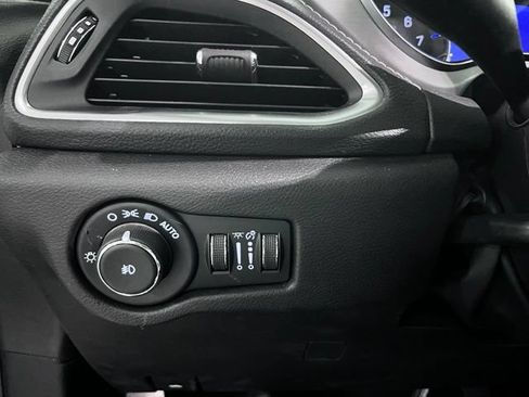 Used 2023 Chrysler Pacifica Limited w/ Uconnect Theater Family Group FWD image 28
