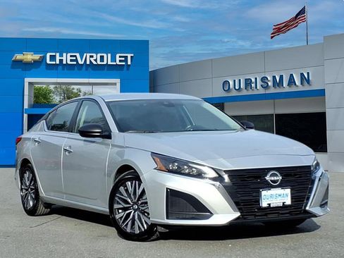 Used 2024 Nissan Altima 2.5 SV image 1