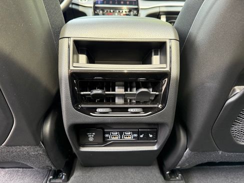 New 2025 Jeep Grand Cherokee Limited w/ Luxury Tech Group II image 16