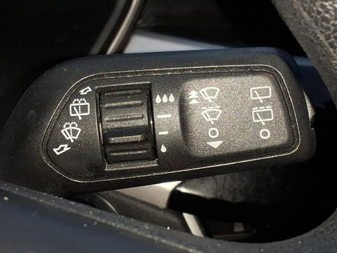 Used 2020 Ford Escape SE image 25