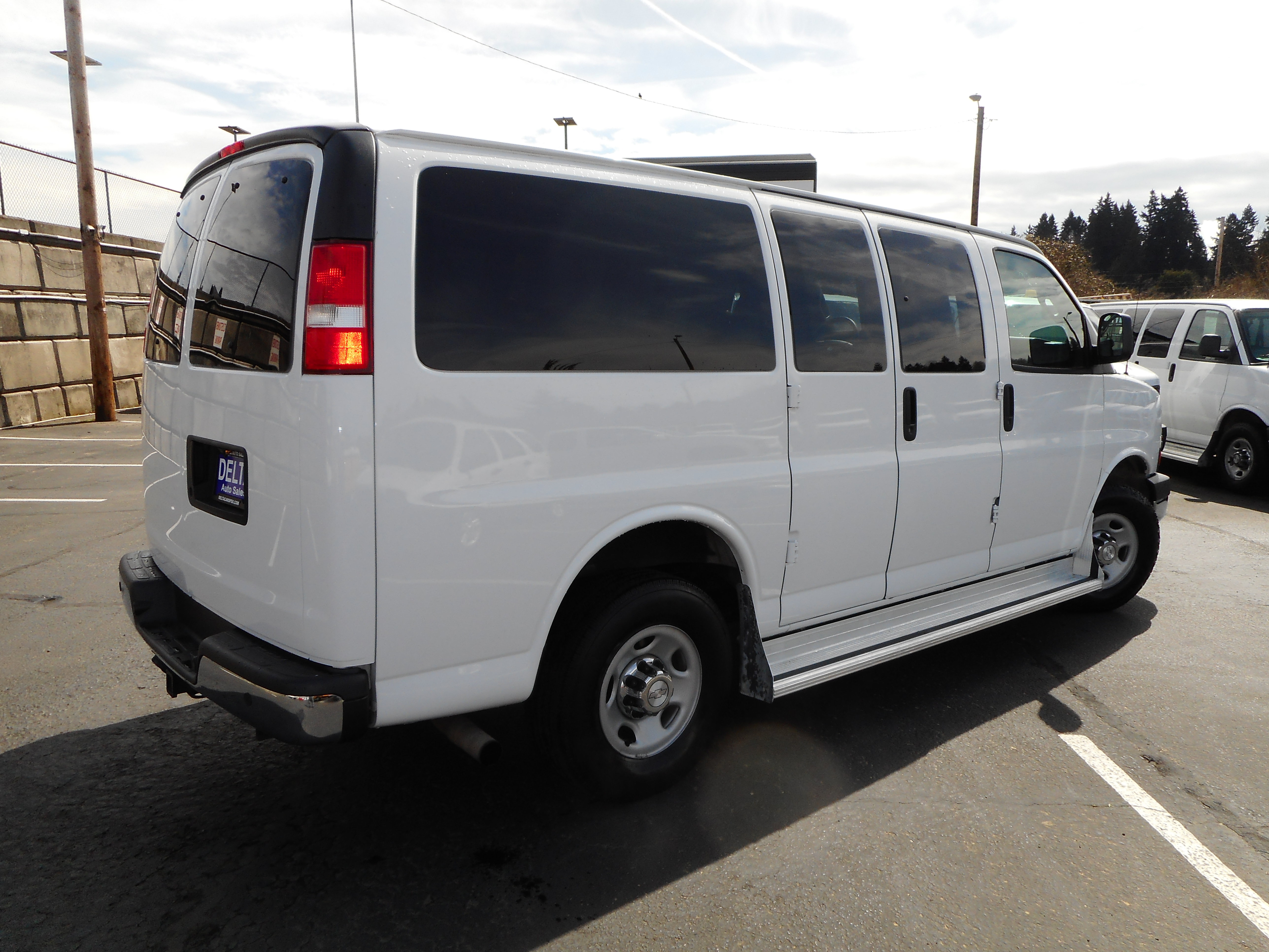 Used 2017 Chevrolet Express 3500 LT w/ LT Preferred Equipment Group RWD image 7