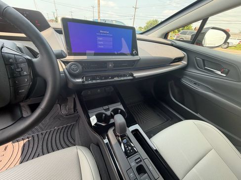 Used 2024 Toyota Prius XLE FWD image 11