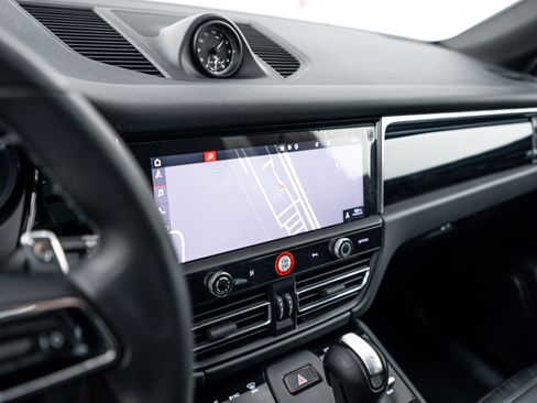 Certified 2023 Porsche Macan AWD/4WD image 15