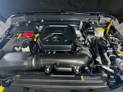 Used 2025 Jeep Wrangler Sahara image 31