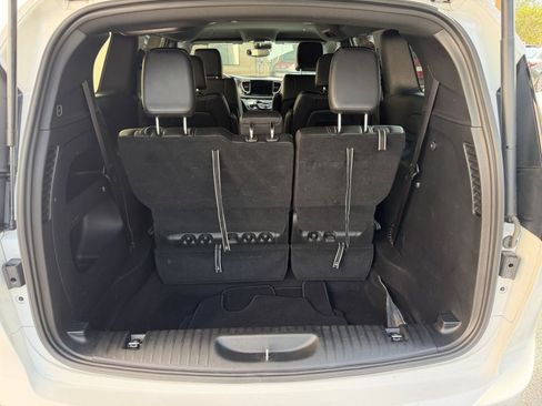 Used 2025 Chrysler Pacifica Select image 27