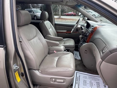 Used 2008 Toyota Sienna XLE 4dr Mini Van image 24