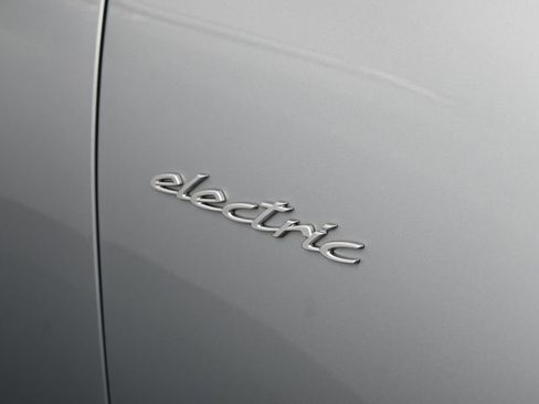 Certified 2025 Porsche Macan Electric RWD image 31