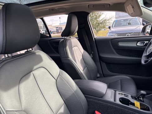 Certified 2025 Volvo XC40 B5 Core image 12