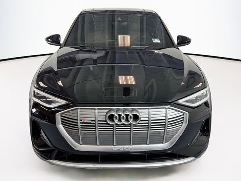 Used 2022 Audi e-tron Premium image 2