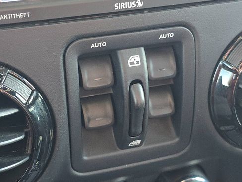 Used 2017 Jeep Wrangler Unlimited Sahara AWD/4WD image 27