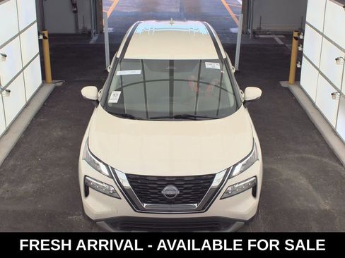 Used 2023 Nissan Rogue SV image 2