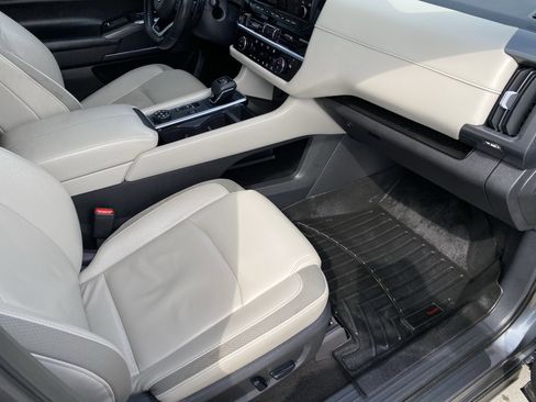 Used 2022 Nissan Pathfinder SL w/ SL Black Package image 13