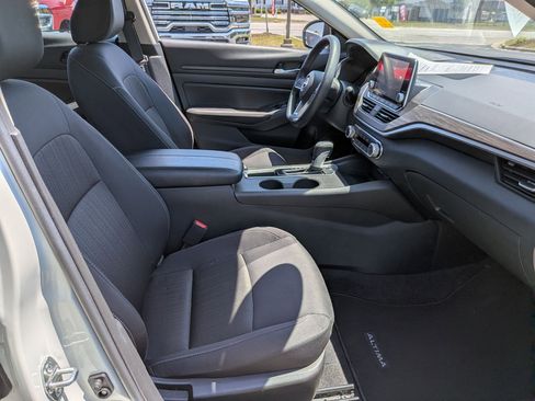 Used 2025 Nissan Altima 2.5 SV FWD image 21
