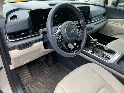 Used 2025 Kia Carnival EX FWD image 16