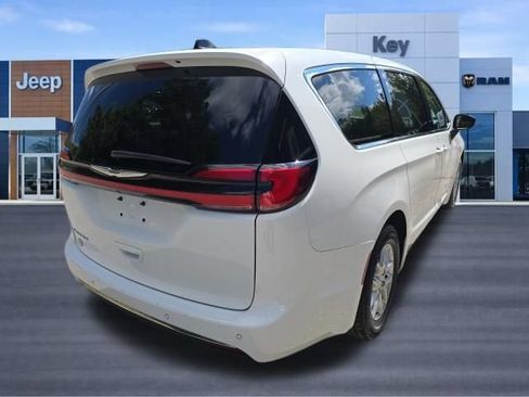 Used 2023 Chrysler Pacifica Touring-L FWD image 7