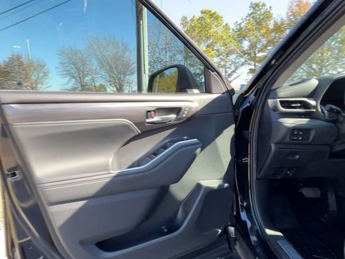 Used 2022 Toyota Highlander Limited image 37