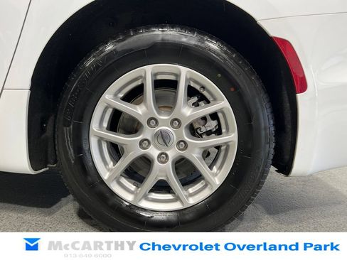 Used 2024 Chrysler Pacifica Touring-L FWD image 36