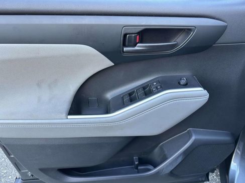 Used 2022 Toyota Highlander LE image 17