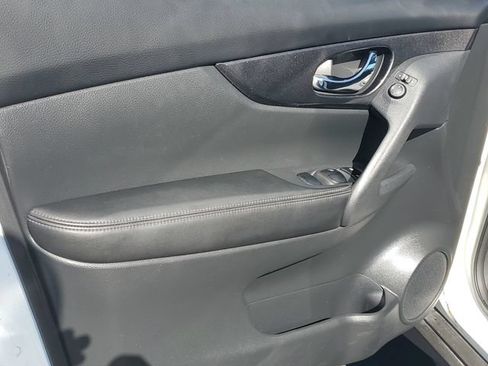 Used 2017 Nissan Rogue SV AWD/4WD image 14