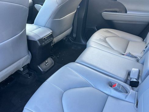 Used 2022 Toyota Highlander XLE AWD/4WD image 28