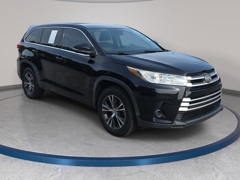 Used 2018 Toyota Highlander LE FWD image 3