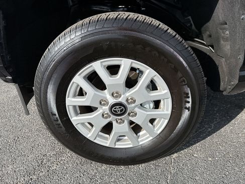 Certified 2025 Toyota Tacoma SR5 image 19