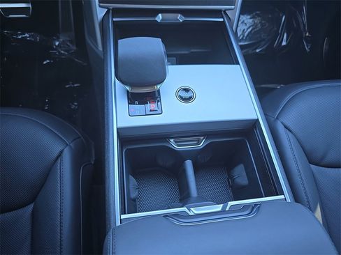 Certified 2024 Land Rover Range Rover SE image 26