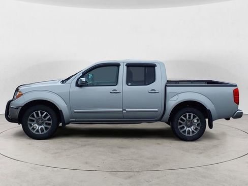 Used 2013 Nissan Frontier SL w/ Moonroof Pkg AWD/4WD image 2