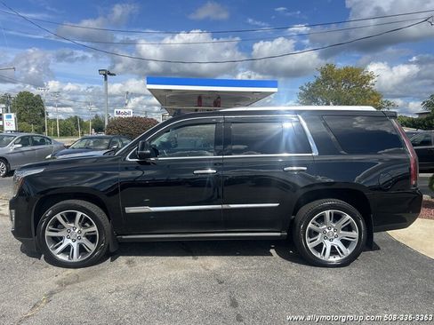 Used 2017 Cadillac Escalade Premium Luxury image 3