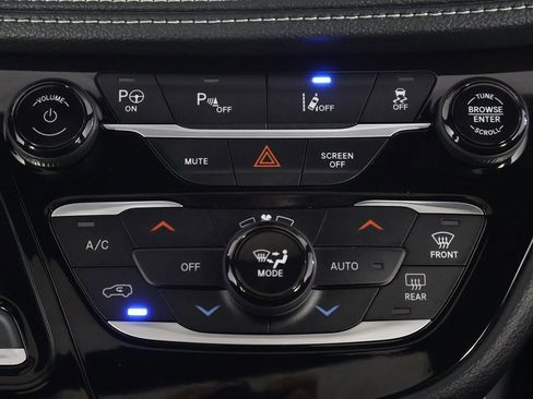 Used 2023 Chrysler Pacifica Limited w/ Uconnect Theater Family Group image 52