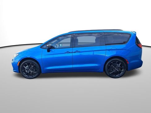 New 2026 Chrysler Pacifica Select w/ S Appearance Package image 2