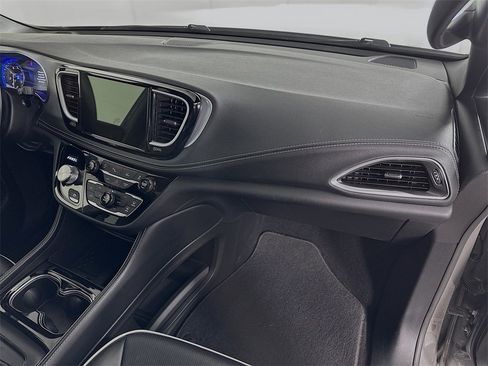 Used 2025 Chrysler Pacifica Limited image 31