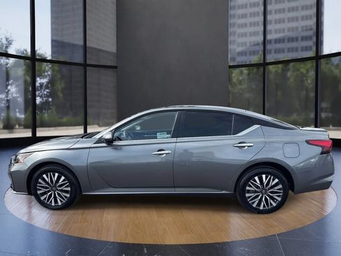 Used 2023 Nissan Altima 2.5 SV AWD/4WD image 5
