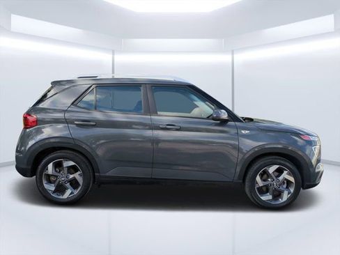 Used 2024 Hyundai Venue SEL FWD image 2