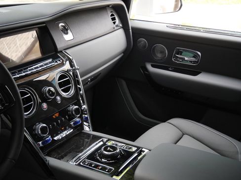 Used 2024 Rolls-Royce Cullinan w/ Cullinan Package AWD/4WD image 24