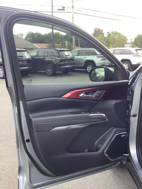 Used 2025 Chevrolet Traverse RS AWD/4WD image 19