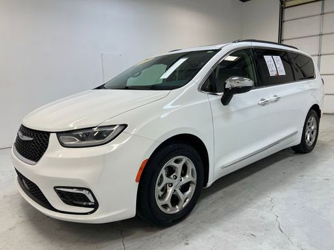 Used 2023 Chrysler Pacifica Limited image 12