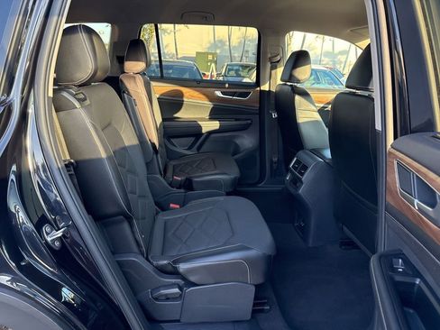 Used 2024 Volkswagen Atlas SE image 18