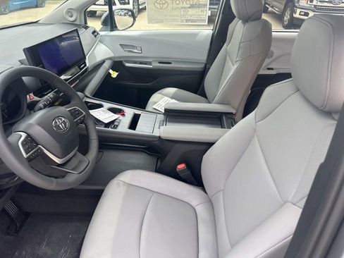 New 2026 Toyota Sienna XLE FWD image 6