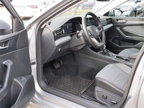 Certified 2025 Volkswagen Jetta SE image 12