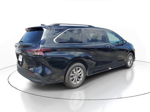 Used 2024 Toyota Sienna XLE FWD image 6