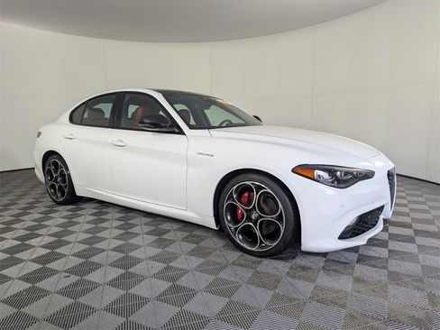Used 2024 Alfa Romeo Giulia Veloce image 2